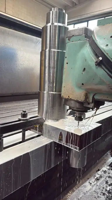 Fresatrice durante una lavorazione