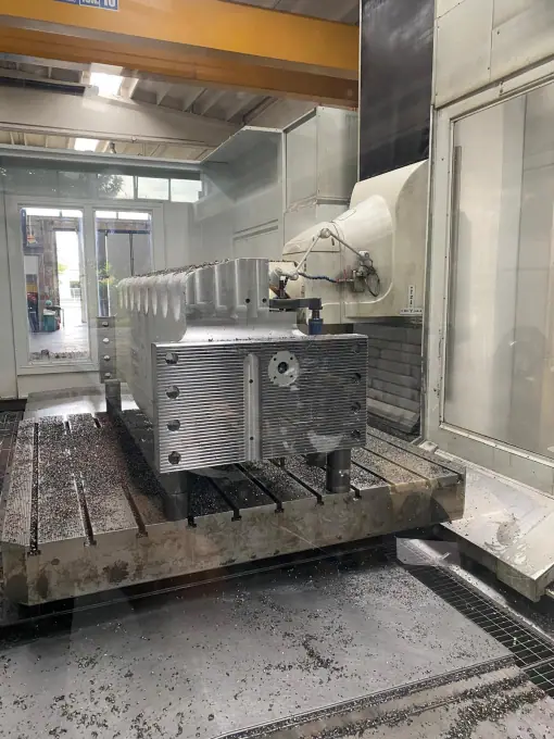 Lavorazione di un grande blocco metallico