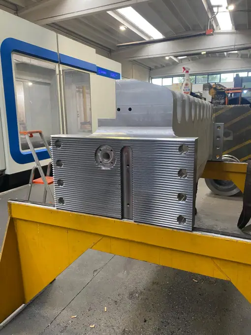 Grande componente meccanico in officina